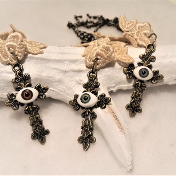 HANDMADE - Choker necklace in bronze lace and chain adorned with a bronze cross. - Picture 4 of 9